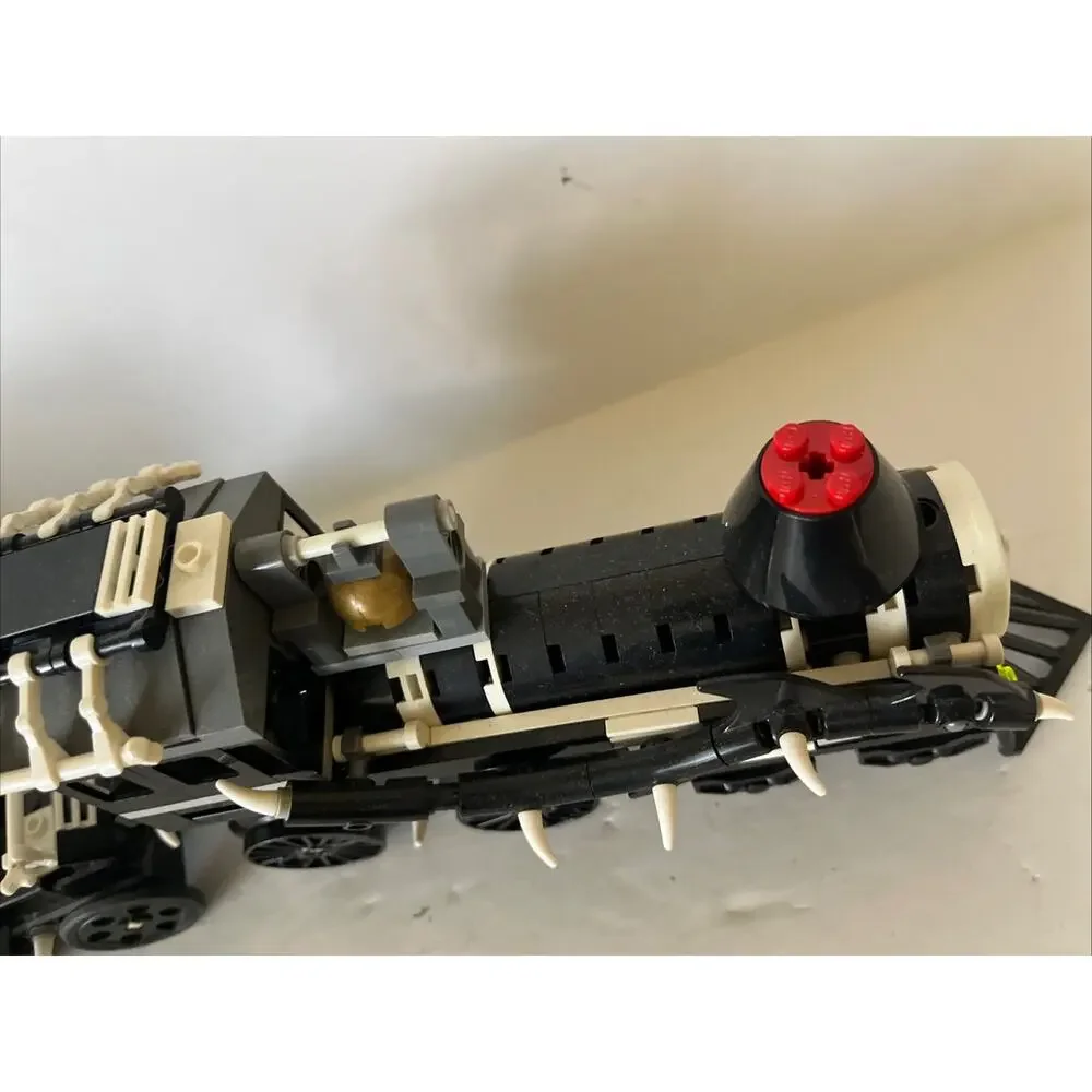 LEGO MONSTER FIGHTERS 9467 GHOST Train. 2 Mini Figs.